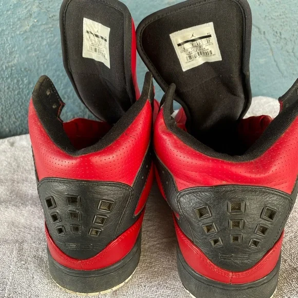 Jordan Red and Black Sneakers High-Top Design - Picture 3 of 6